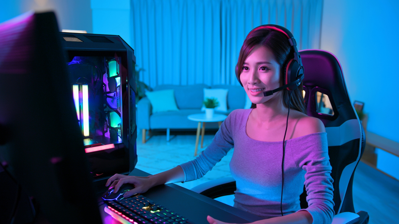 Purple and White Gradient Gamer Girl Livestream Youtube Thumbnail